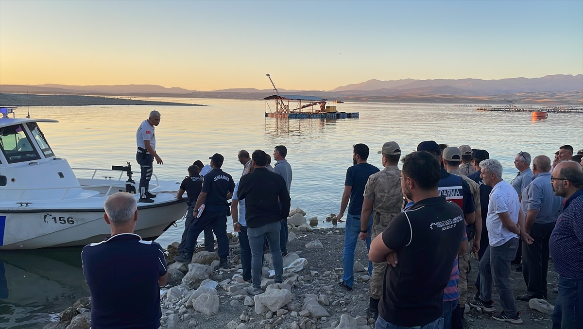 GÜNCELLEME – Elazığ'da Keban Baraj Gölü'nde balıkçı teknesi battı