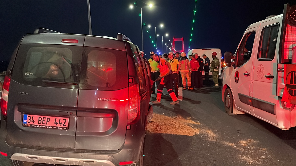 FSM'de “dur” ihtarına uymayan panelvan polislere çarptı, 2 memur yaralandı