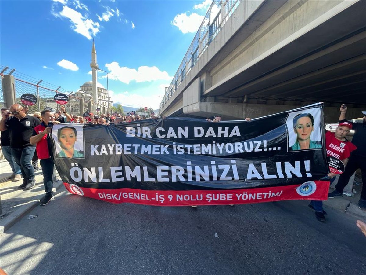 Genel İş Sendikası üyeleri, ölen arkadaşları için İzmir Metro AŞ'yi protesto etti