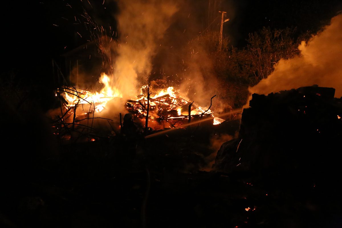 Kastamonu'da çıkan yangında 6 ev zarar gördü