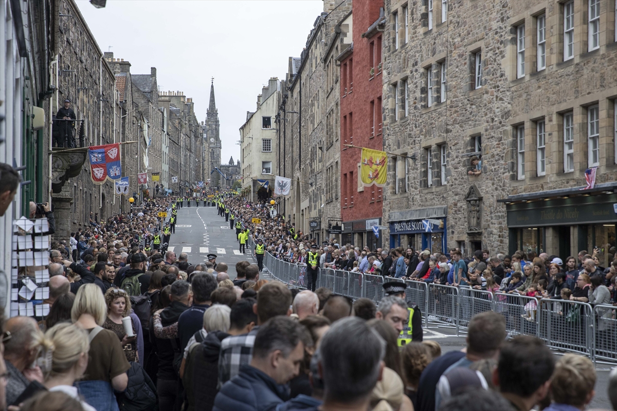 Kraliçe Elizabeth'in cenazesi Balmoral'dan İskoçya'nın başkenti Edinburgh'a götürüldü