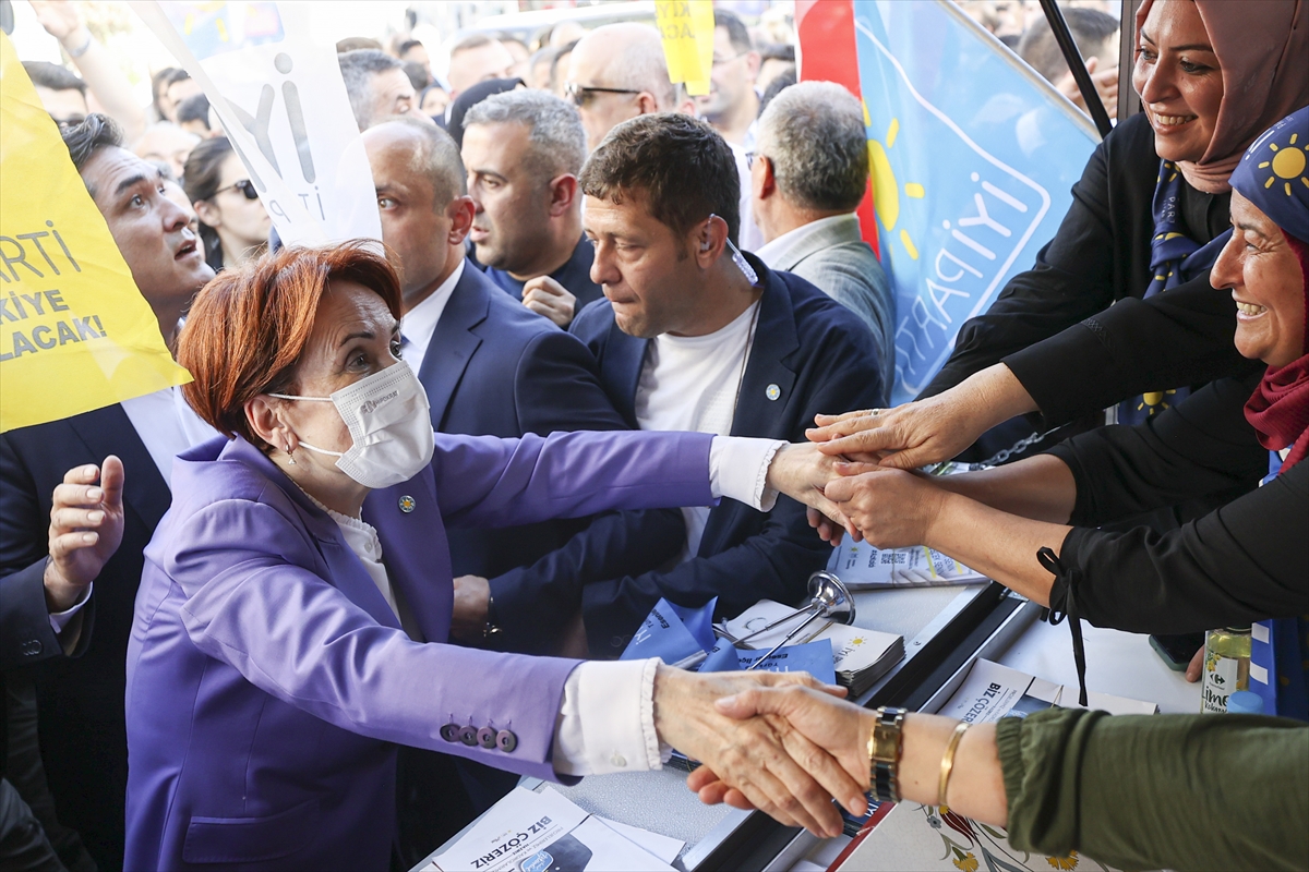 İYİ Parti Genel Başkanı Akşener İstanbul'da esnaf ziyaretlerinde bulundu