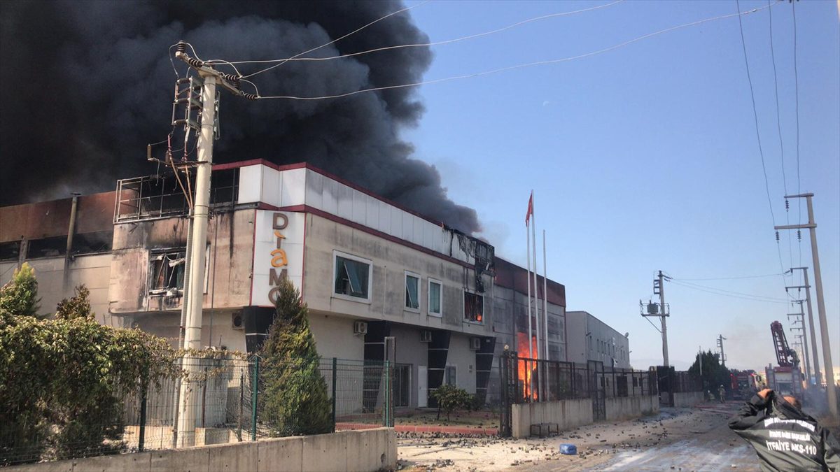 İzmir'de bir kozmetik fabrikasında yangın çıktı