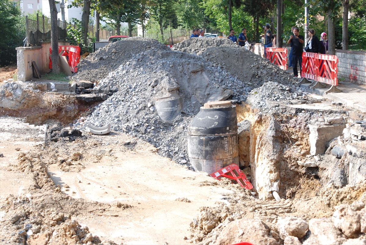 Kartal'da İSKİ'nin çalışması sırasında kazılan çukura düşen motosikletli kurye yaralandı