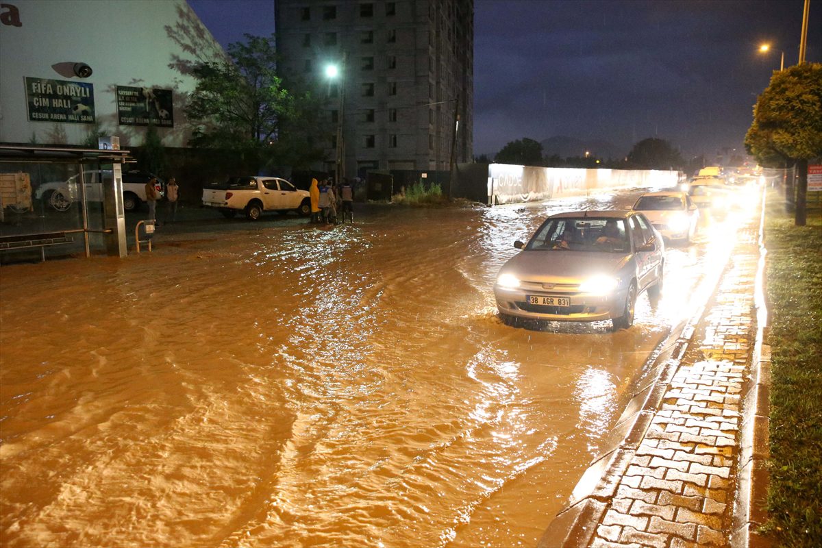 Kayseri'de sağanak etkili oldu