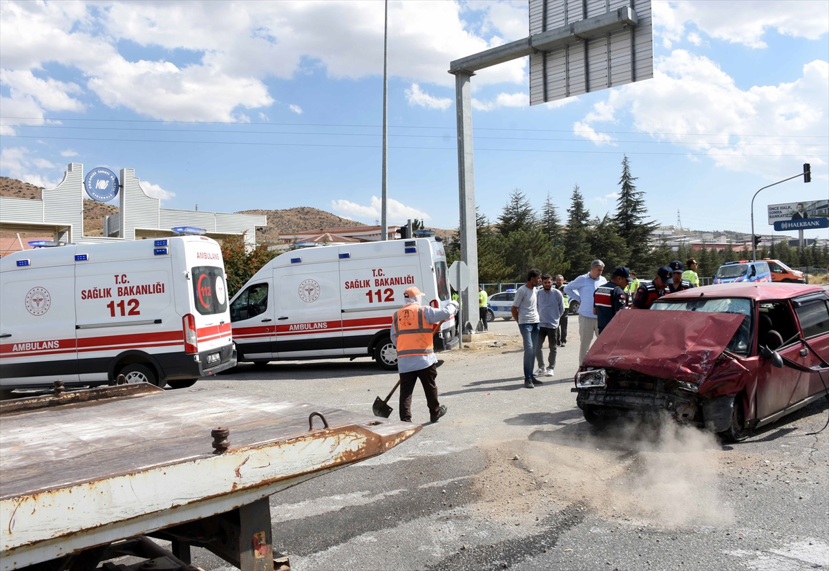 Kırıkkale'de otomobil ve hafif ticari aracın çarpıştığı kazada 9 kişi yaralandı