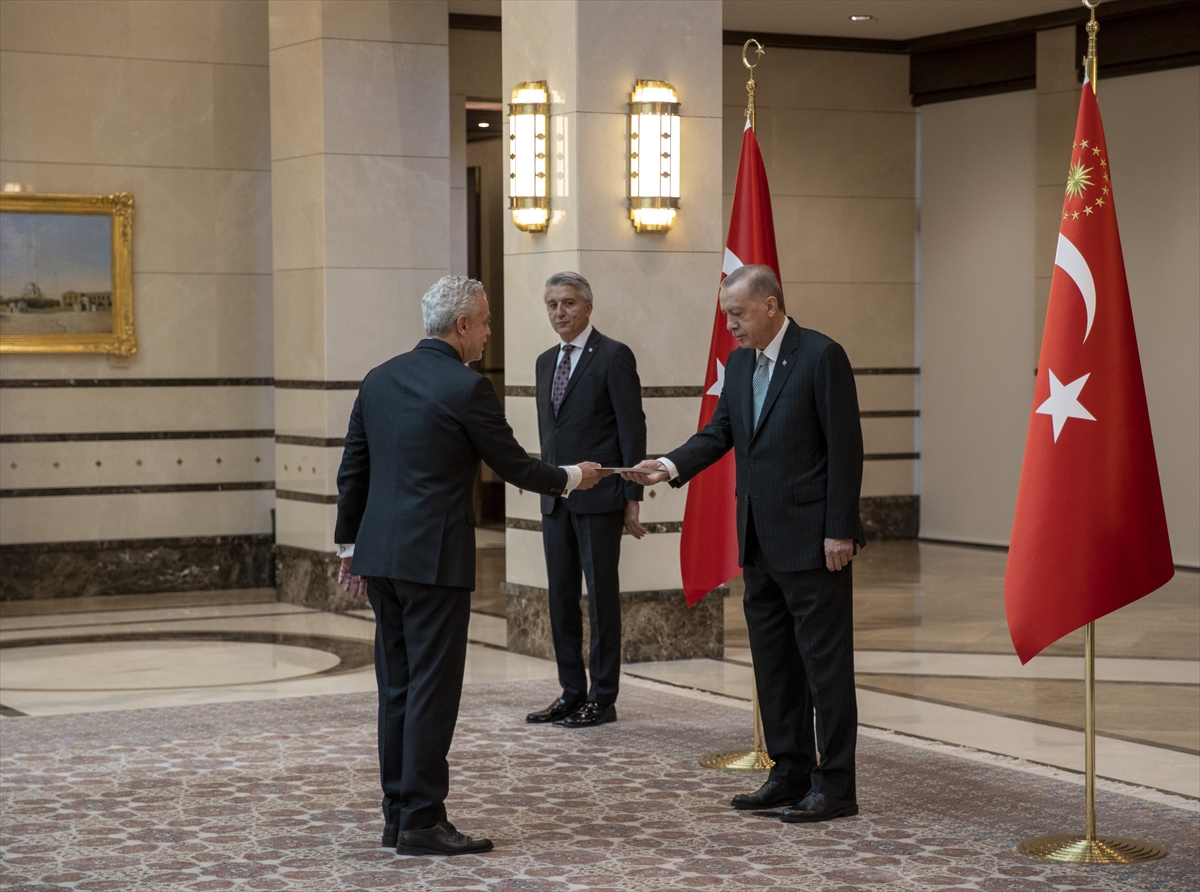 KKTC Büyükelçisi Korukoğlu, Cumhurbaşkanı Erdoğan'a güven mektubu sundu