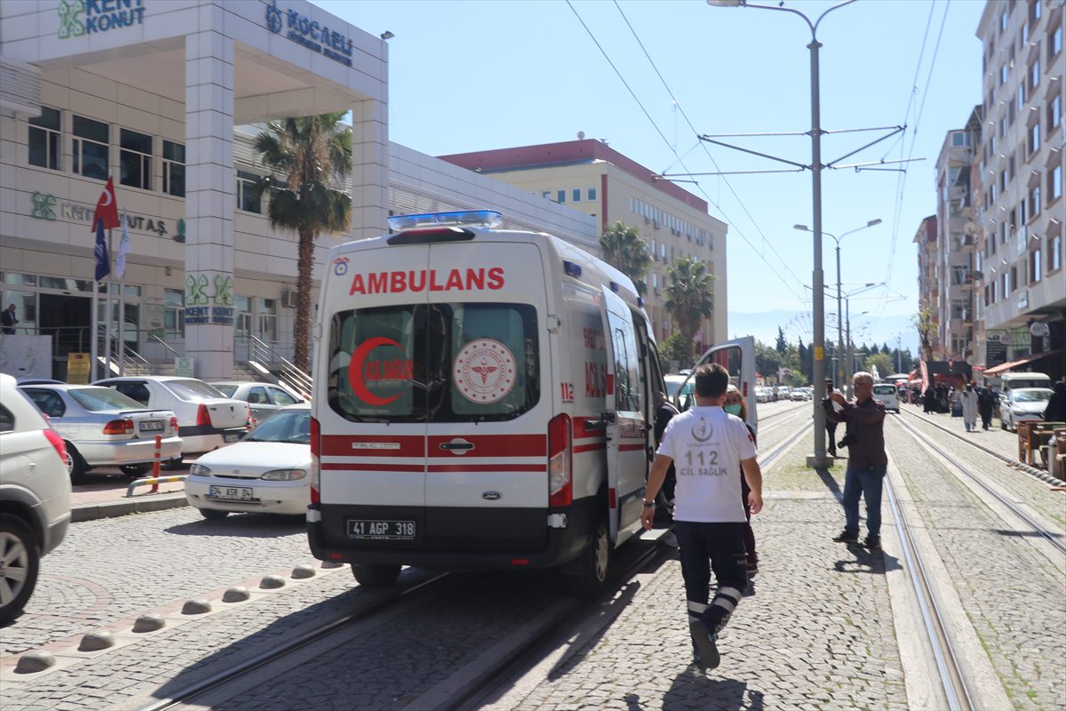 Kocaeli'de çıkan kavgada makasla yaralanan kişiyle baygınlık geçiren kadın hastaneye kaldırıldı