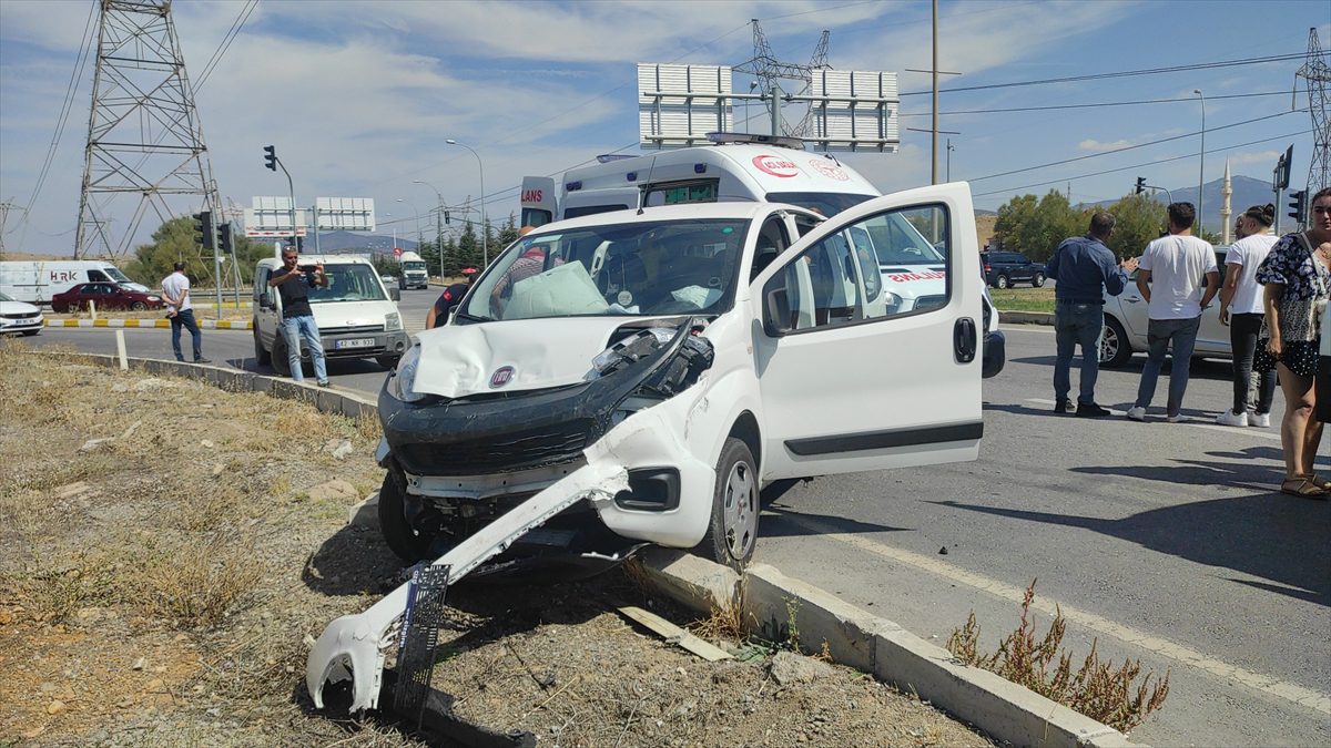 Konya'da ticari araç ile otomobilin çarpışması sonucu 4 kişi yaralandı