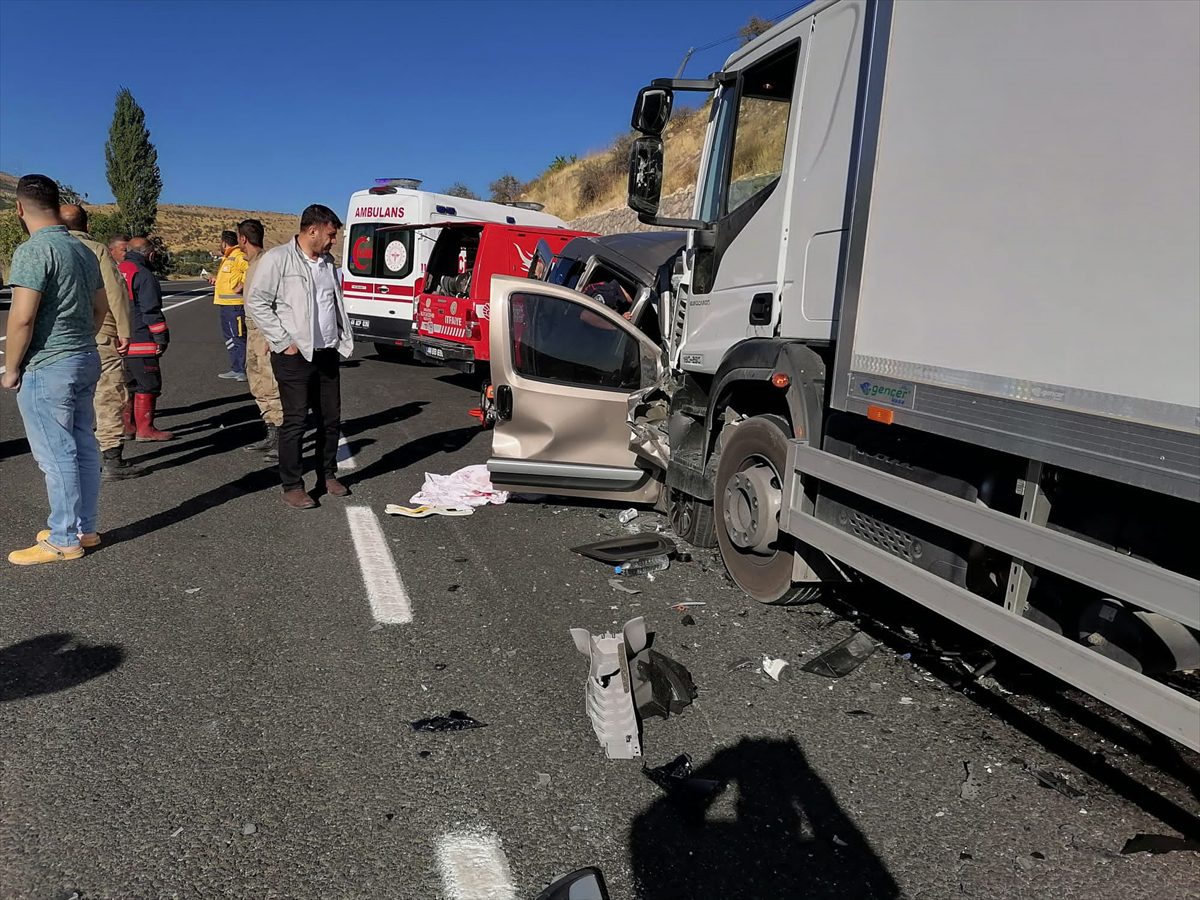 Malatya'da tırla hafif ticari araç çarpıştı, 3 kişi öldü, 3 kişi yaralandı