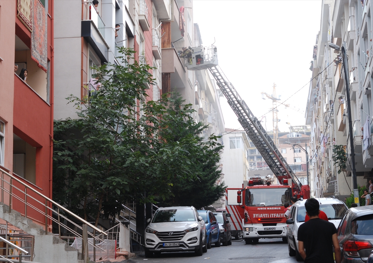 Maltepe'de apartmanın giriş katında çıkan yangın söndürüldü