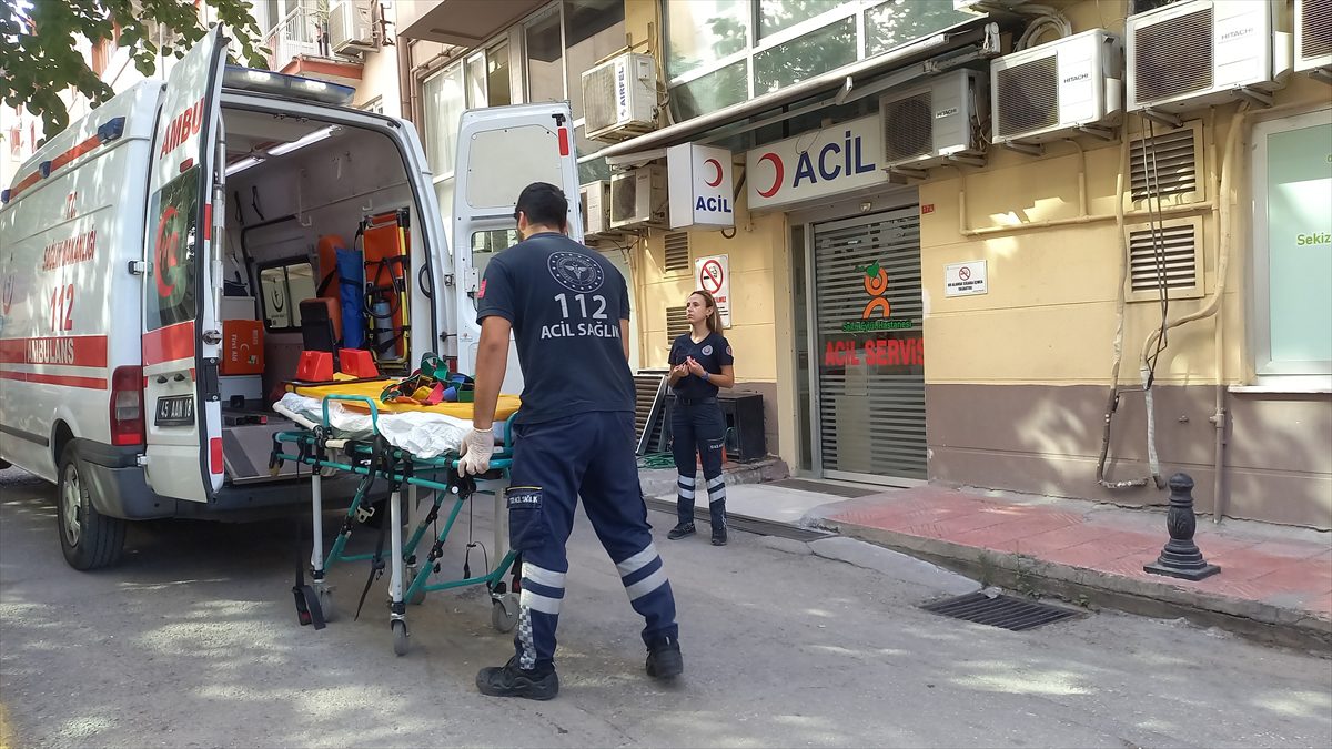 Manisa'da pencereden düşen genç ağır yaralandı