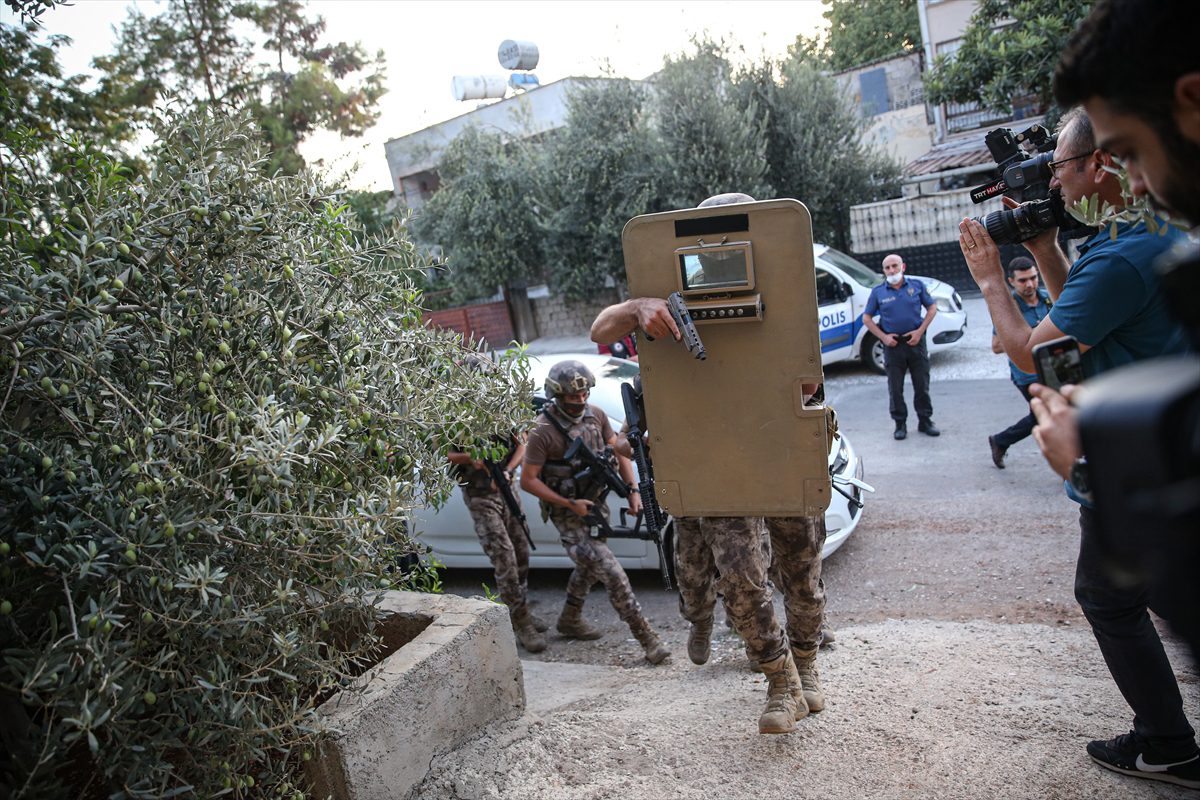 GÜNCELLEME – Mersin'de tefecilik operasyonunda 13 zanlı yakalandı