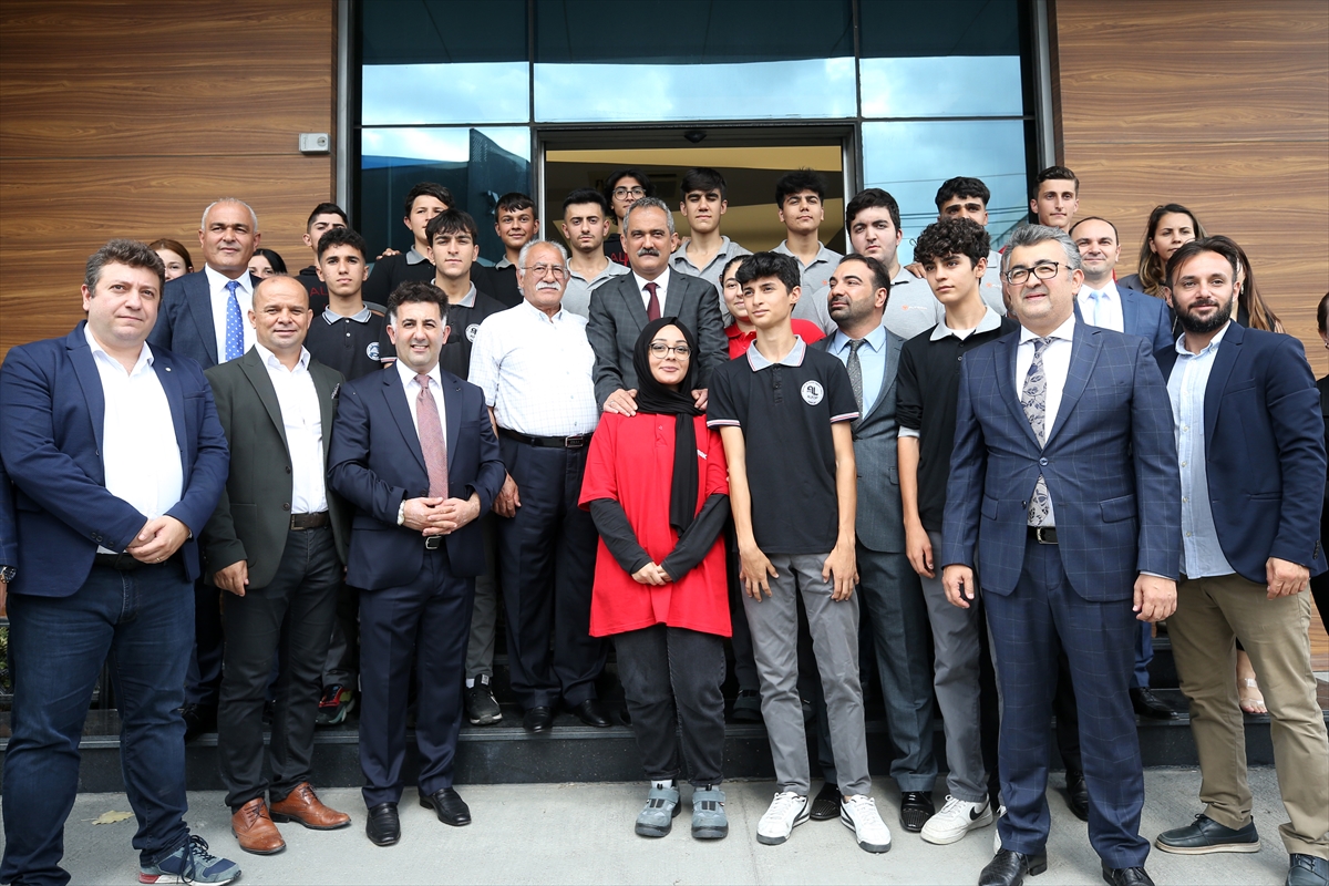 Milli Eğitim Bakanı Özer, mesleki eğitimlerini tamamlayıp işe başlayan öğrencilerle bir araya geldi: