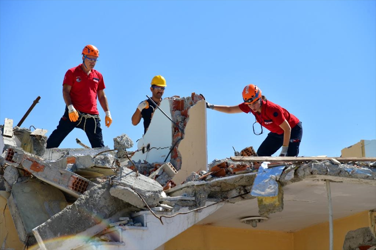 Pendik'te arama kurtarma ekibi deprem tatbikatı gerçekleştirdi