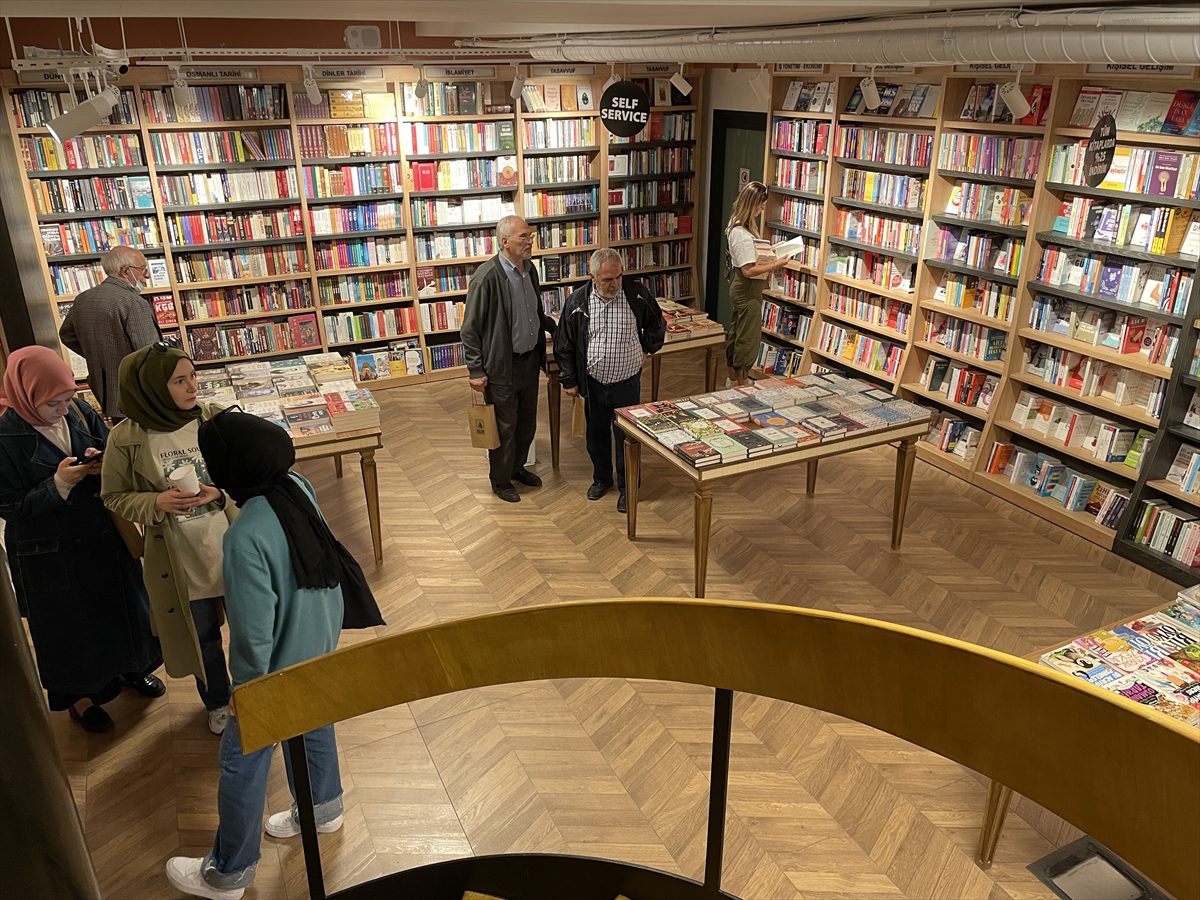 Sedir Kitabevi, Üsküdar'da açıldı