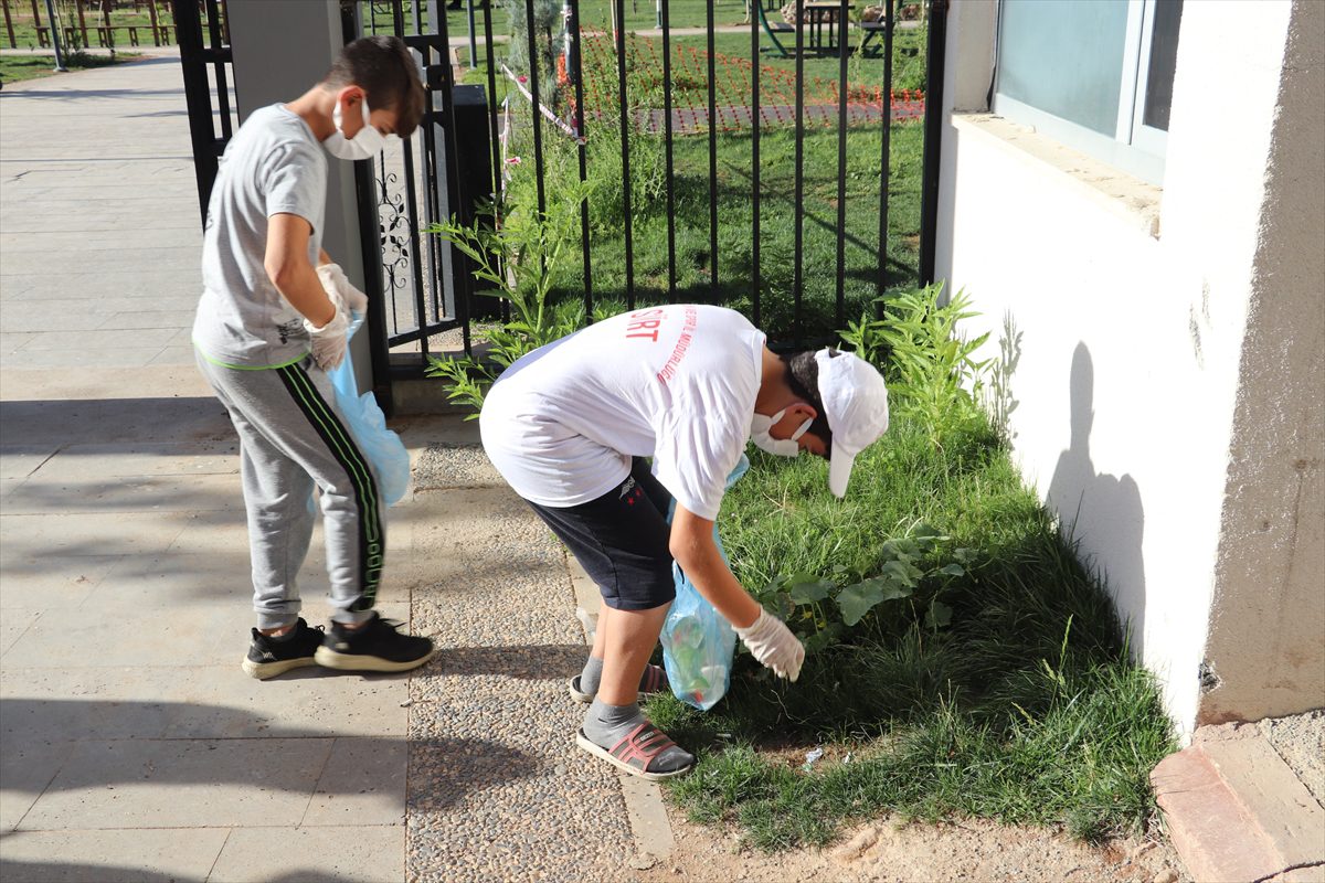 Siirt'te gönüllüler çevre temizliğine dikkati çekmek için çöp topladı