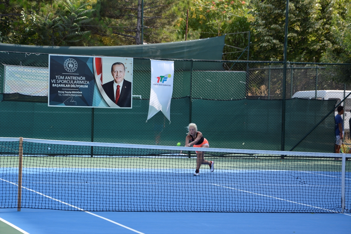 Tenis Büyükler Sonbahar Kupası Türkiye Serisi Manisa'da başladı