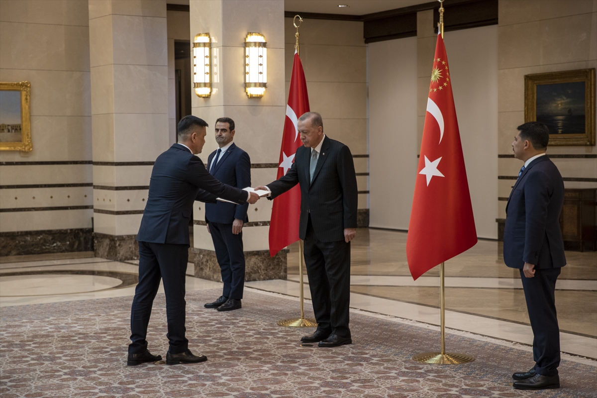 Türkmenistan Büyükelçisi Ishanguliyev, Cumhurbaşkanı Erdoğan'a güven mektubu sundu