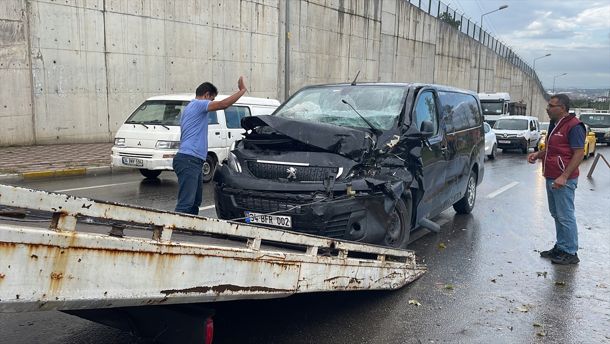 Tuzla'da kamyonla minibüs çarpıştı, sürücüler yaralandı