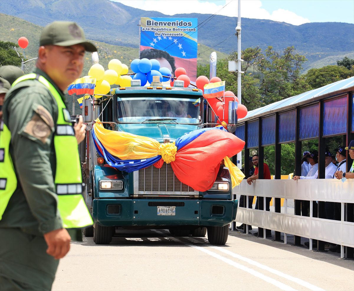 Venezuela-Kolombiya kara sınırı 7 yılın ardından araç trafiğine açıldı