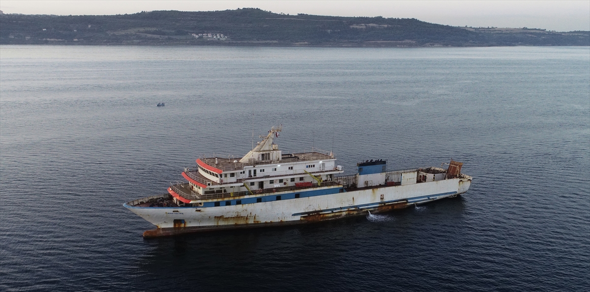 GÜNCELLEME – Yunanistan Sahil Güvenlik birimlerinin taciz ateşi açtığı gemi Çanakkale Boğazı'nda demirledi