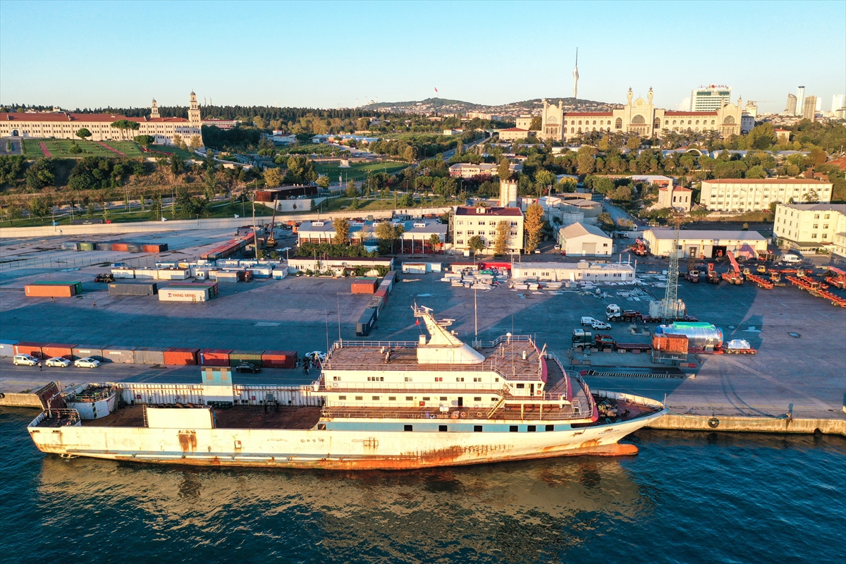 Yunanistan Sahil Güvenlik birimlerinin taciz ateşi açtığı gemi Haydarpaşa Limanı'na yanaştı