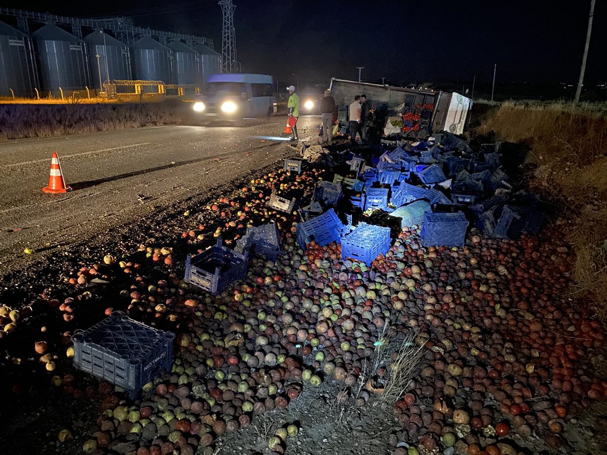 Adıyaman'da kamyonet devrildi, 2 kişi yaralandı