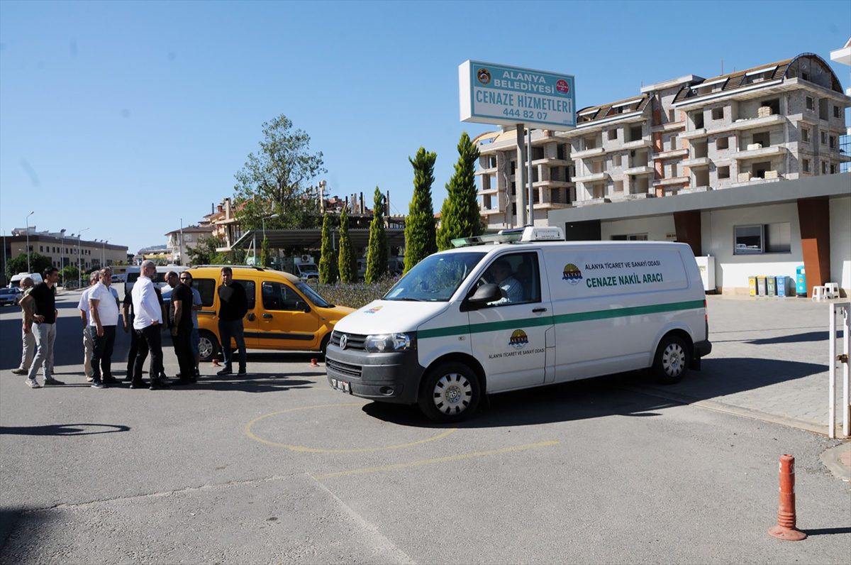 Alanya'da minibüsün çarptığı gazeteci hayatını kaybetti