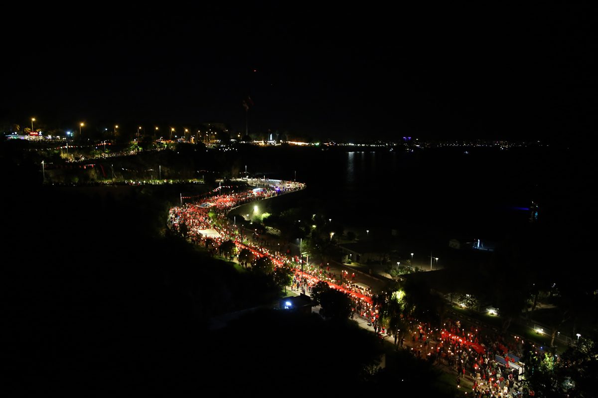 Antalya'da fener alayında 400 metrelik Türk bayrağı açıldı