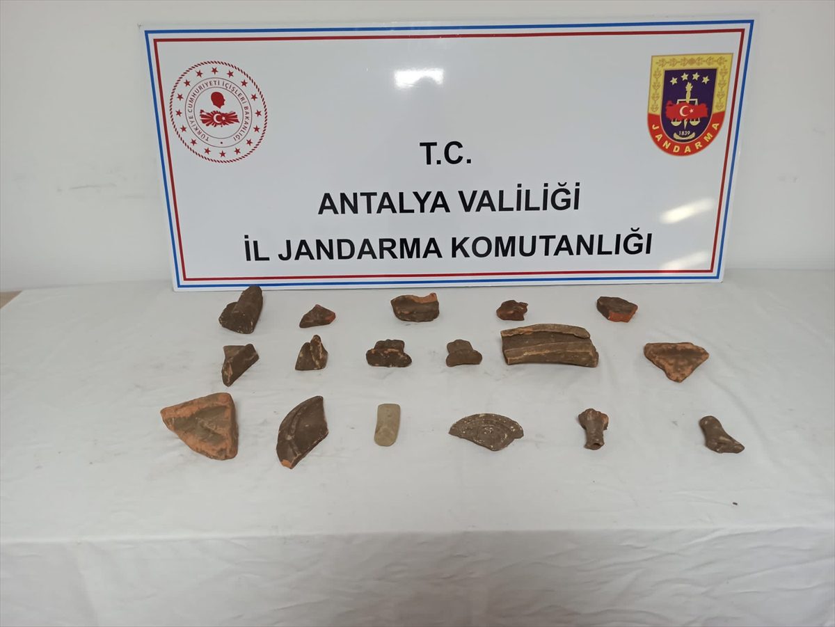 Antalya'da kaçak kazı yapılan alanda tarihi eserler ele geçirildi