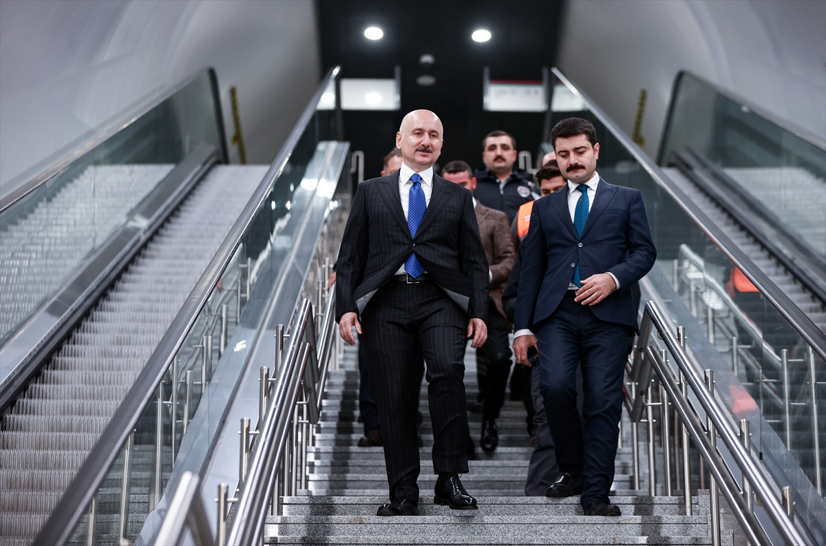 Bakan Karaismailoğlu, Ankara'ya giderken Sabiha Gökçen Havalimanı'na metroyla geldi