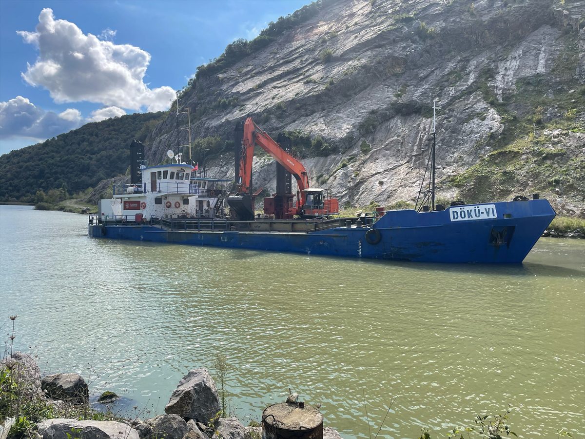 Bartın Irmağı taşkın riskine karşı tarak gemileriyle balçıktan temizleniyor