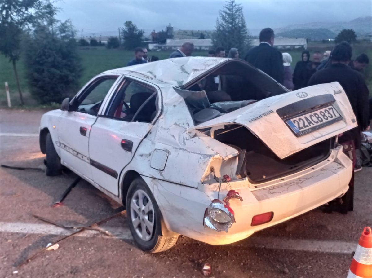 Bursa'da otomobilin devrilmesi sonucu baba ve kızı öldü