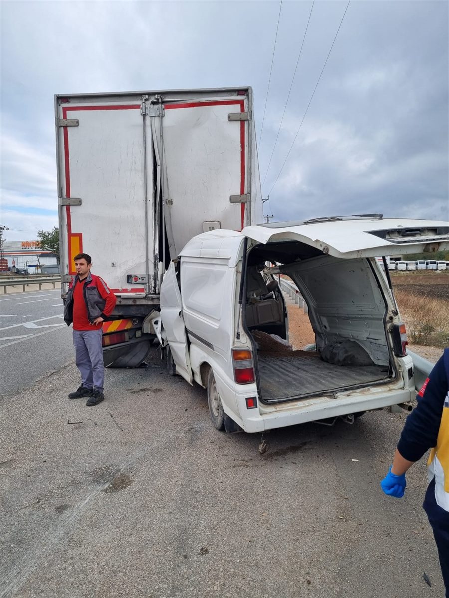 Bursa'da tıra çarpan panelvanın sürücüsü öldü