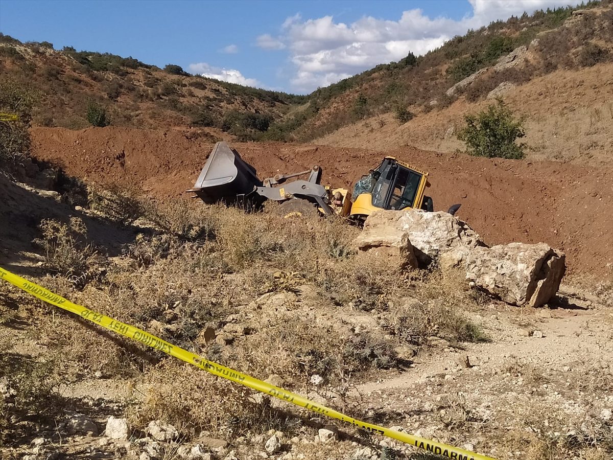 Denizli'de devrilen iş makinesinin altında kalan operatör öldü