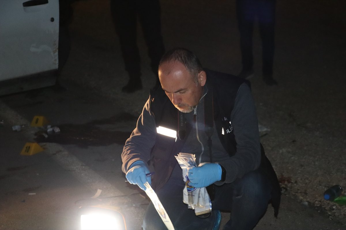 Denizli'de hafif ticari araçta silahlı saldırıya uğrayan 5 kişi yaralandı