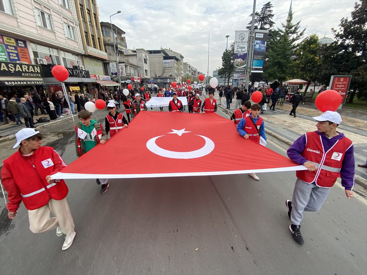 Düzce'de Kızılay Haftası mehteranlı kortej yürüyüşüyle kutlandı