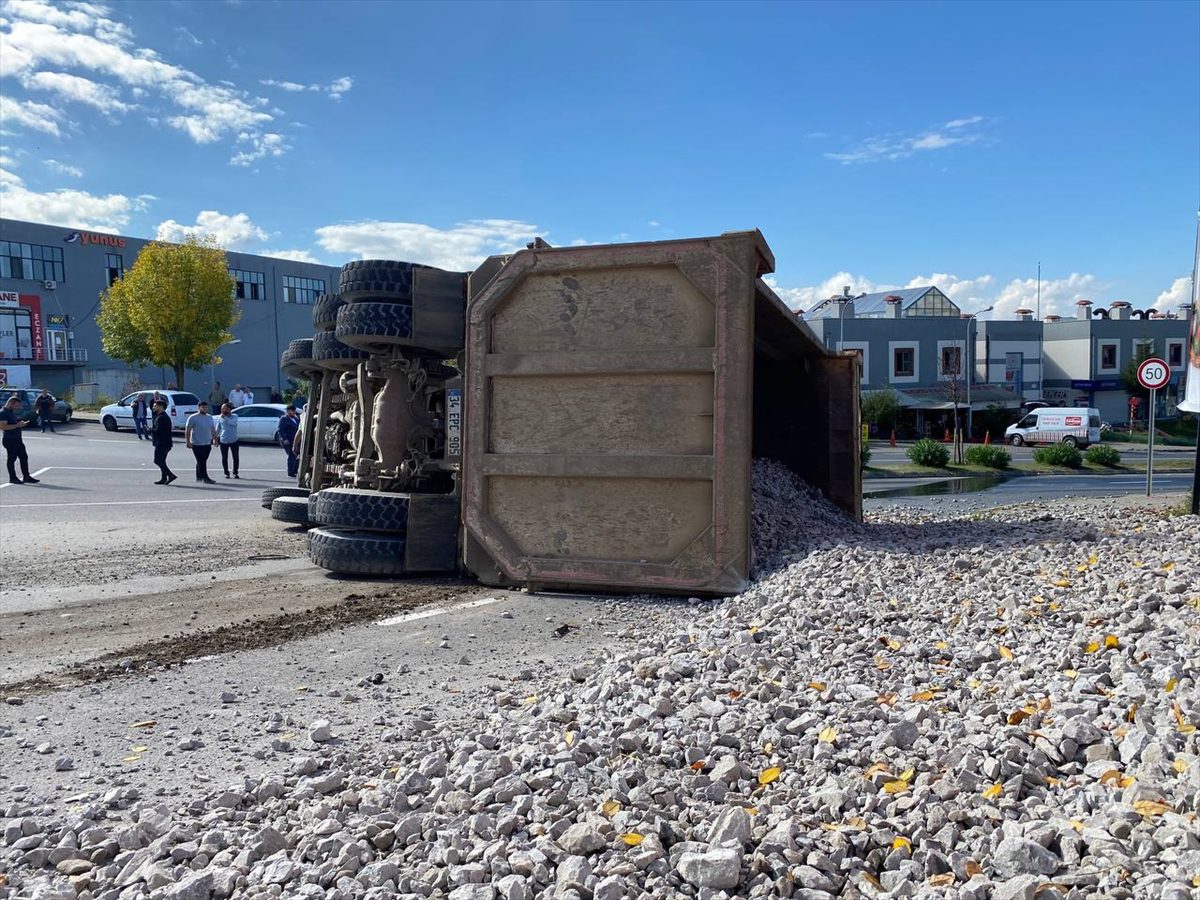 Düzce'de yol dolgu malzemesi yüklü kamyon devrildi, 2 kişi ağır yaralandı