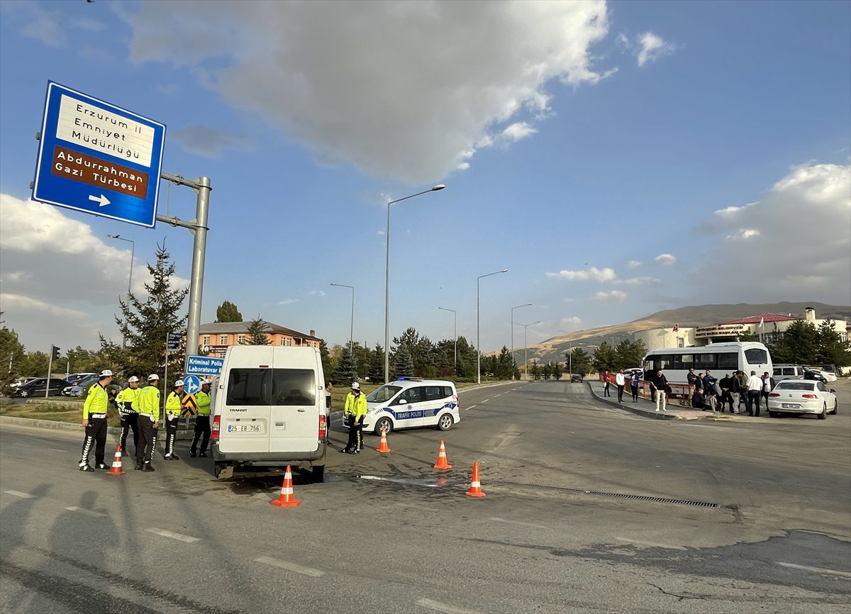 Erzurum'da servis araçları çarpıştı, 6 askeri personel ile 4 öğretmen yaralandı