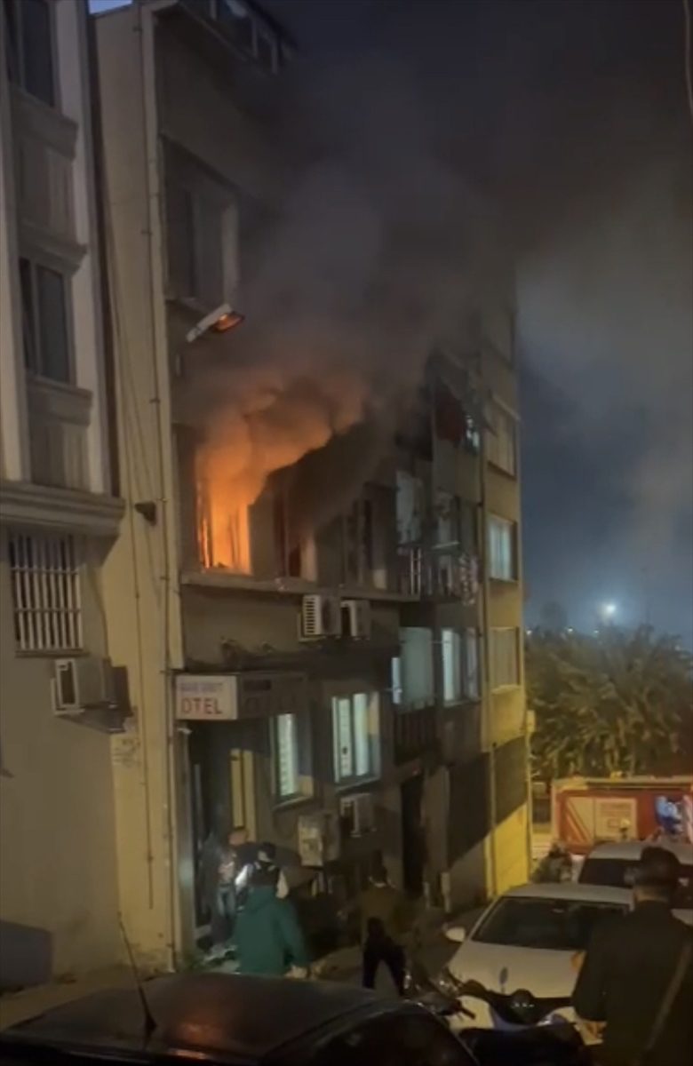 Fatih'te otelde çıkan yangın söndürüldü