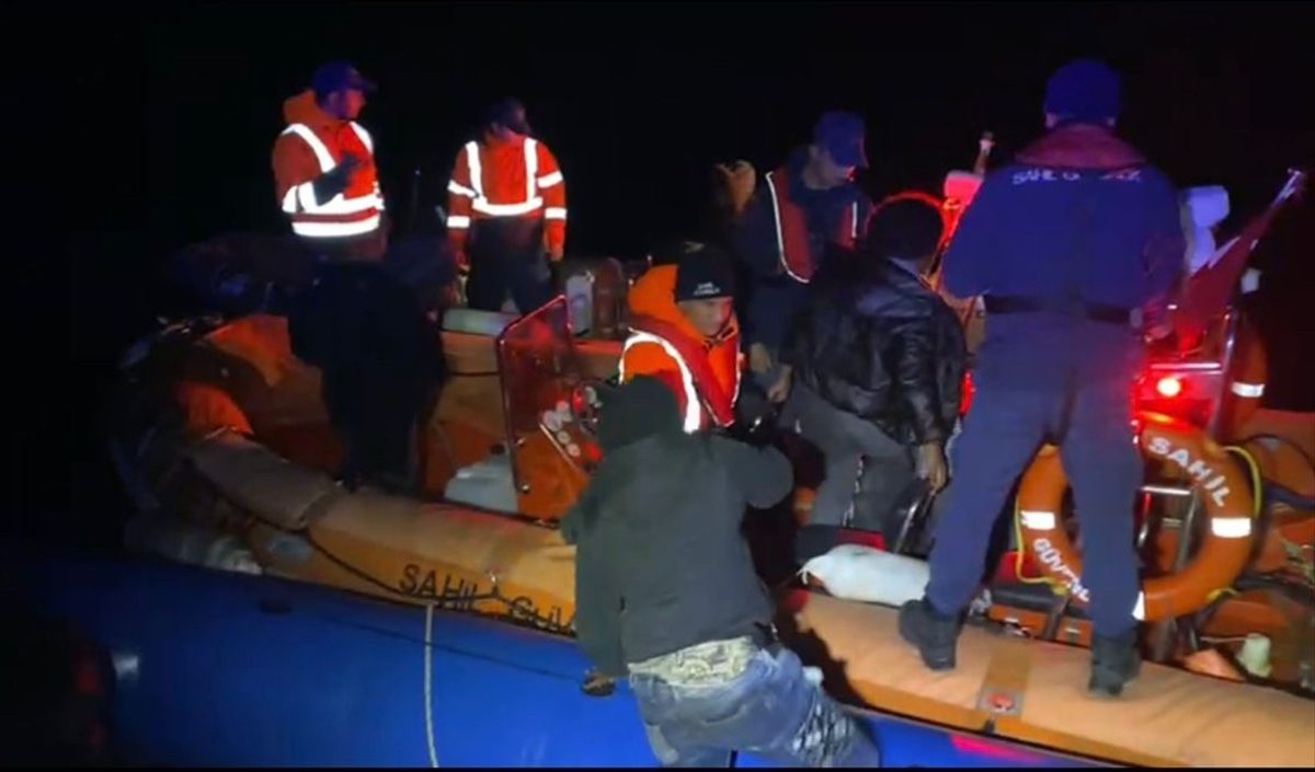 Fethiye açıklarında lastik botta 41 düzensiz göçmen yakalandı