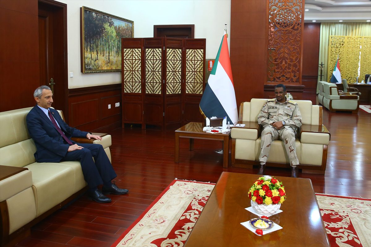 Hartum Büyükelçisi Çobanoğlu, Sudan Egemenlik Konseyi Başkan Yardımcısı Hımidti'yle görüştü
