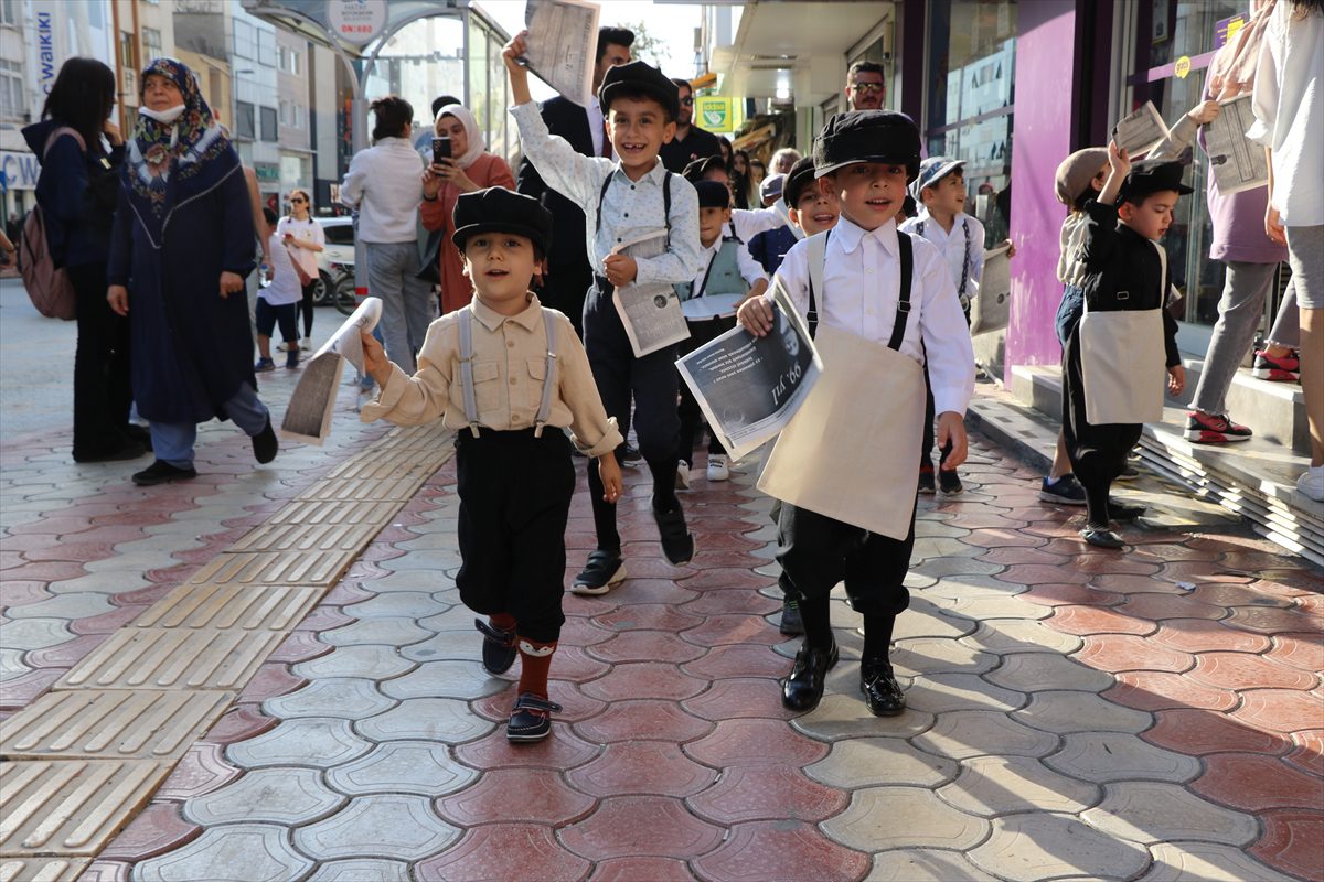 Hatay'da anaokulu öğrencileri Cumhuriyetin ilanını duyuran gazete dağıttı