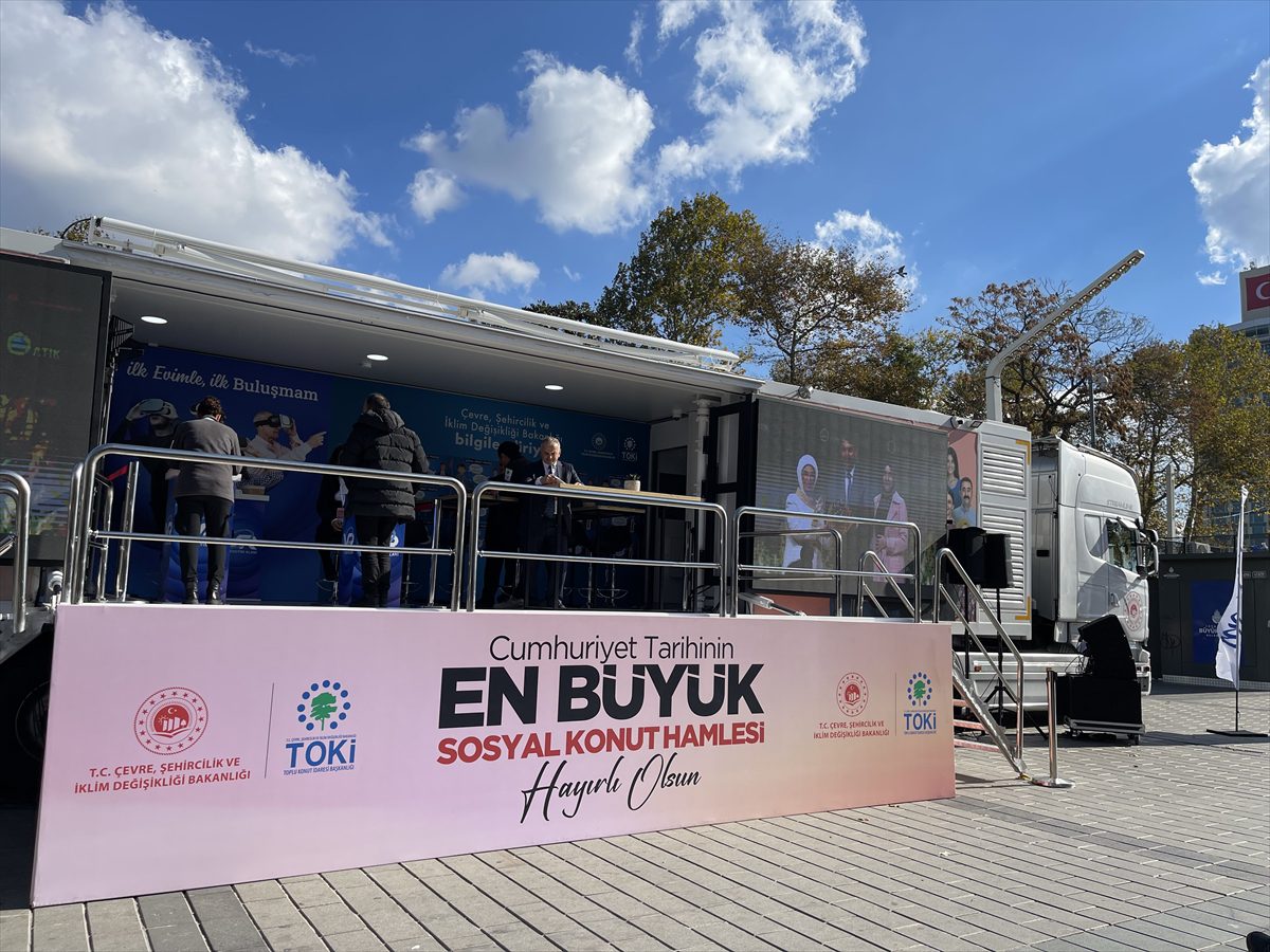 “İlk Evim, İlk Evim Arsa” projesinin tanıtım tırı Taksim Meydanı'nda