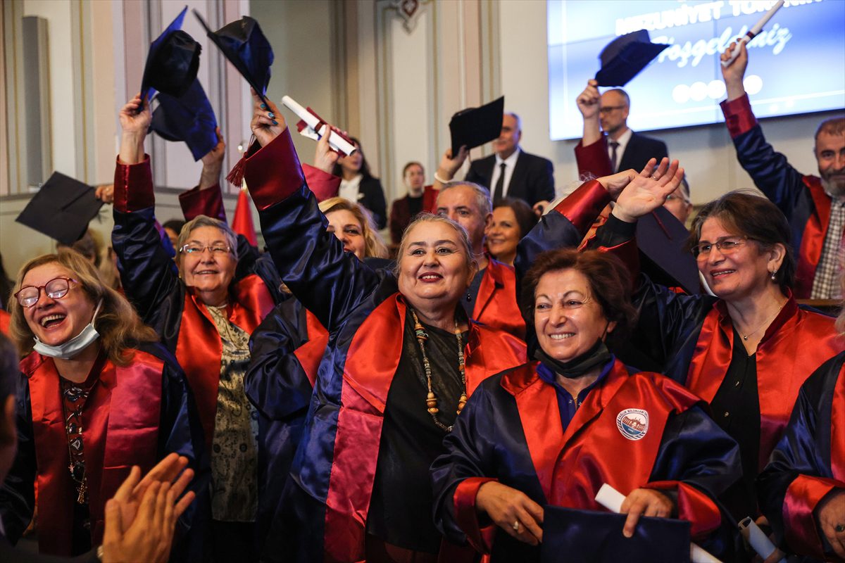 İstanbul'da 60 yaş üstü 59 kişi Üçüncü Yaş Üniversitesi'nden mezun oldu