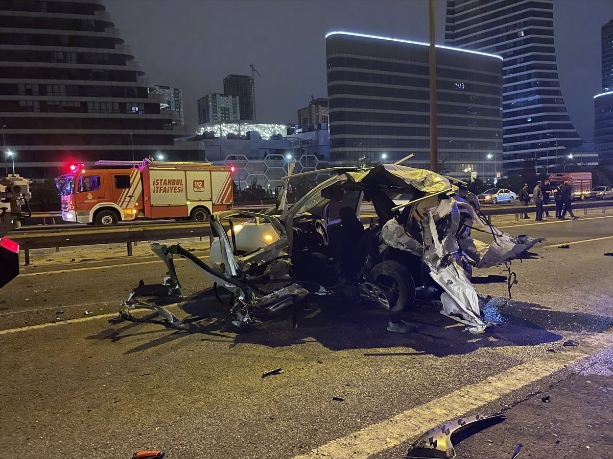 İstanbul'da kamyonet ile hafif ticari aracın çarpıştığı kazada 1 kişi öldü, 2 kişi yaralandı