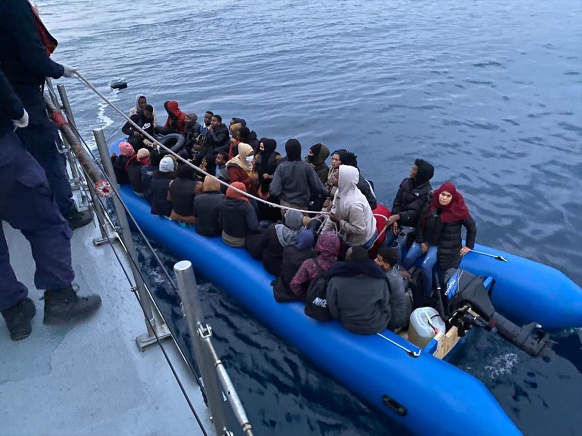 İzmir açıklarında 208 düzensiz göçmen kurtarıldı