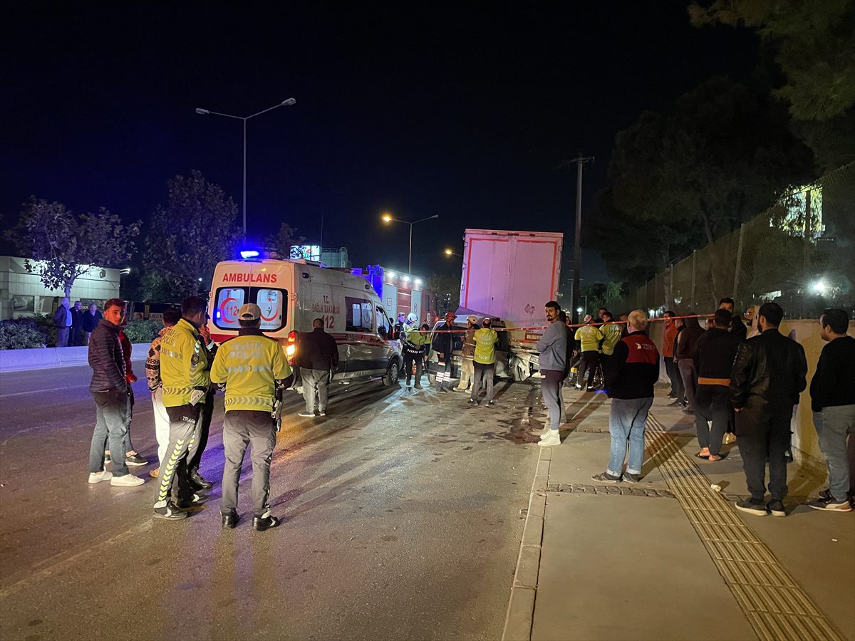 İzmir'de park halindeki tıra arkadan çarpan hafif ticari araç sürücüsü öldü