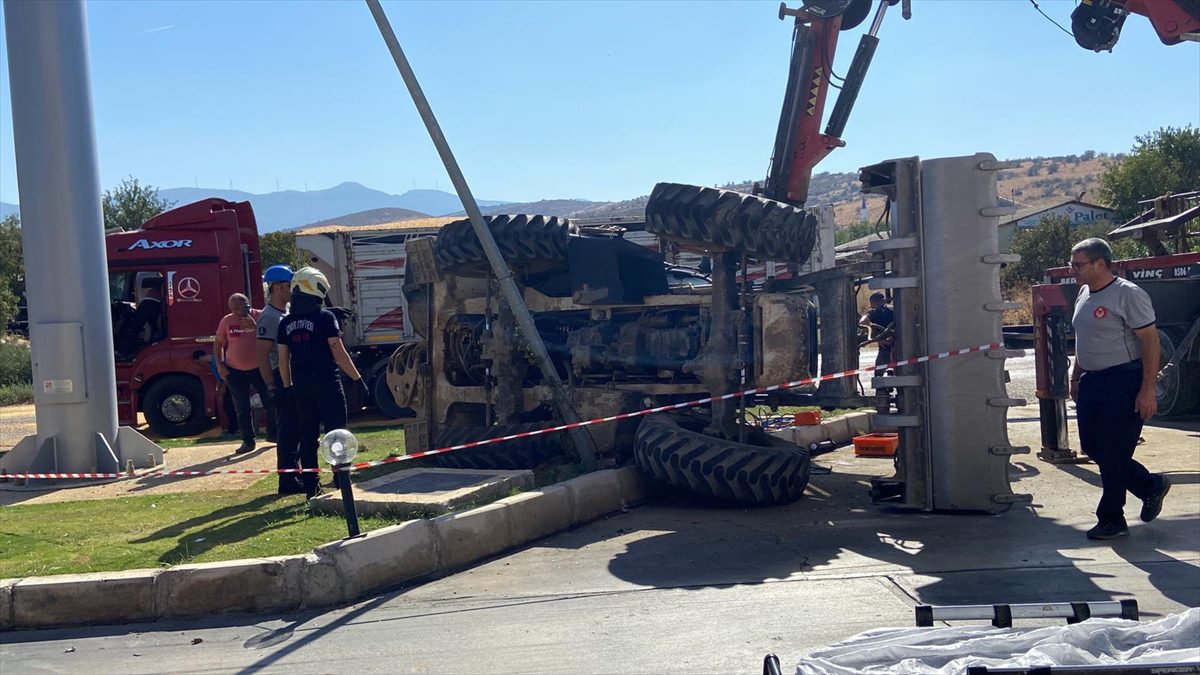 İzmir'de tırın iş makinesine çarpması sonucu 1 kişi öldü, 1 kişi yaralandı